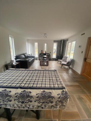 a living room with a bed and a couch at Casa Villarrica, villa los Chilcos in Villarrica