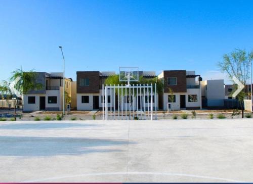 a basketball hoop in a parking lot with buildings at Residencia en Apodaca 15 min del aeropuerto! in Monterrey