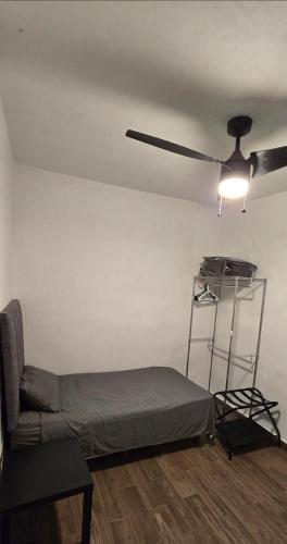 a room with a bed and a ceiling fan at Residencia en Apodaca 15 min del aeropuerto! in Monterrey