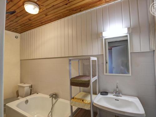 łazienka z umywalką i drabinką na ręczniki obok wanny w obiekcie Gîte 110m²: 3 ch, terrasse, jardin, animaux acceptés, wifi, charges incluses, draps fournis - FR-1-496-248 w mieście Saint-Jean-la-Vêtre
