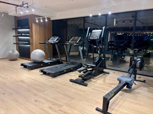 a gym with several exercise equipment in a room at Apartamento Lirios Tegucigalpa in Tegucigalpa