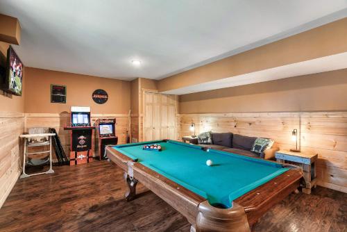 une pièce avec une table de billard et un canapé dans l'établissement Relax and Recharge Sauna Hot Tub and Gym, à Sevierville