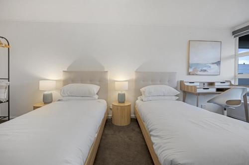 Postel nebo postele na pokoji v ubytování 3-Bed Campbelltown Stay with Private Balcony