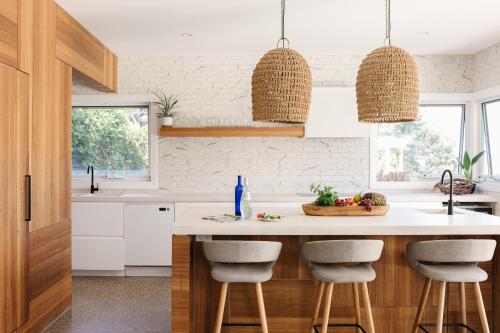 Η κουζίνα ή μικρή κουζίνα στο Lennox Estate with Pool, Tennis court, Gym & Sauna
