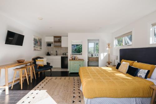 Η κουζίνα ή μικρή κουζίνα στο Lennox Estate with Pool, Tennis court, Gym & Sauna