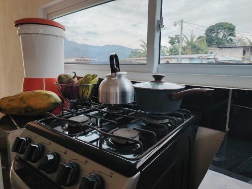 eine Herdplatte mit Töpfen und Pfannen darauf in der Unterkunft Hiking San Juan in Cataltzul