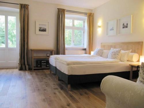 GarzにあるGutshaus Zicker in Garzのベッド2台とソファのある寝室