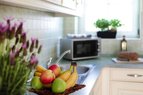 a bowl of fruit on a counter in a kitchen at Cottages at the Kummerower See in Verchen in Verchen