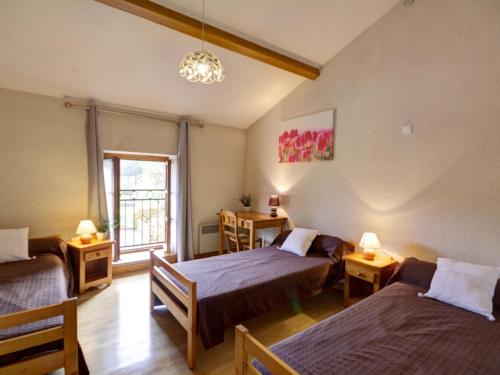 ein Zimmer mit zwei Betten und einem Fenster in der Unterkunft Charmant domaine avec 2 gîtes pour 15 pers, animaux admis, wifi, jardin et terrasse - FR-1-496-368 in Les Salles