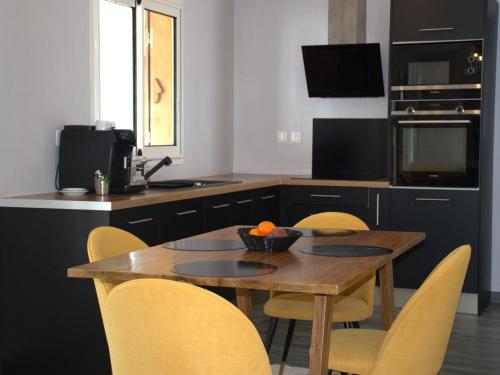 Кухня или мини-кухня в Gîte créole 4 personnes avec terrasse et parking sécurisé - FR-1-786-57
