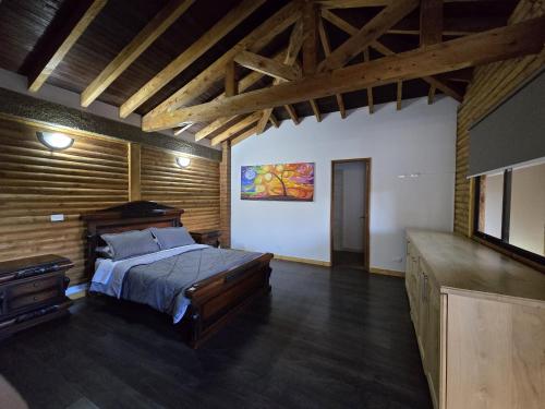 Postel nebo postele na pokoji v ubytování Excepcional Cabaña Cerca Medellín Jacuzzi - Chimenea - Parking