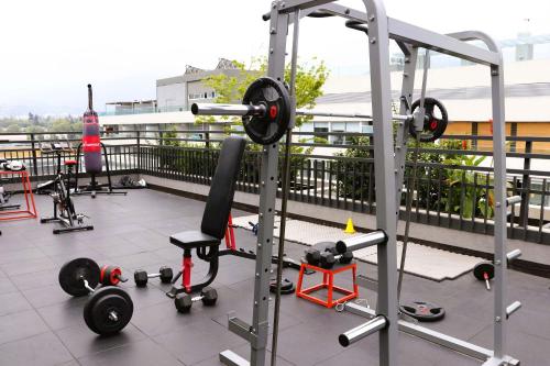a gym on the roof of a building at Nuevo y lujoso apartamento full a pasos de Clínica Las Condes in Santiago