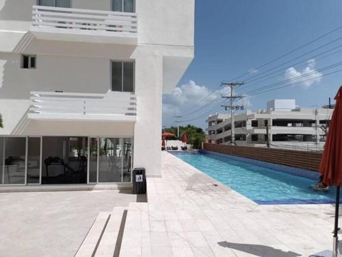 un edificio con piscina accanto a un edificio di Silencio Y Paz Cerca Del Mar Boca Chica a Boca Chica