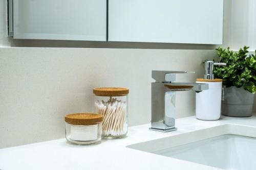 encimera con fregadero y grifo en Modern Suite by Olympic Village SkyTrain Sleeps 3, en Vancouver