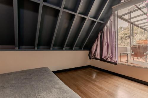 a room with black and white walls and a window at Soy Local Parque La 93 in Bogotá