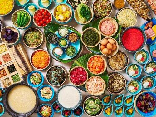 uma mesa coberta com tigelas de diferentes tipos de comida em Hilton Okinawa Chatan Resort em Chatan