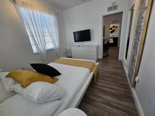 Katil atau katil-katil dalam bilik di Nice 2 bedrooms near the beach