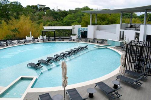 Πισίνα στο ή κοντά στο Amazing two bedroom condo