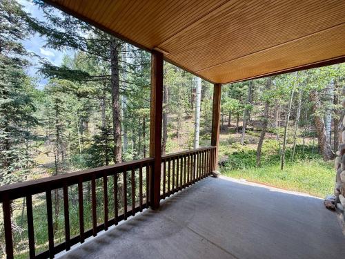 Balkón nebo terasa v ubytování Rudy’s Bear Cabin