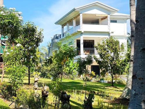 Κήπος έξω από το Taylor Plantacion Resort - Bamboo Villa