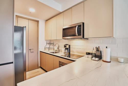 Η κουζίνα ή μικρή κουζίνα στο Amazing two bedroom condo