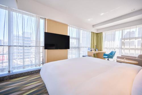 Una televisión o centro de entretenimiento en Holiday Inn Express Changzhou Lanling by IHG