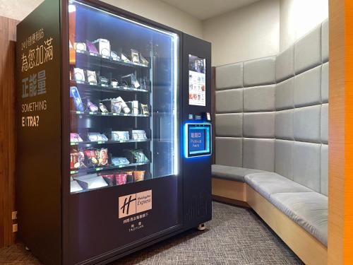 a vending machine in a store with a shelf of food at Holiday Inn Express Taoyuan by IHG in Taoyuan