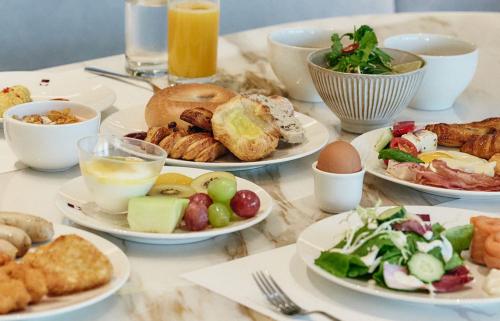 een tafel met borden eten op een tafel bij The Siena Resort in Seogwipo