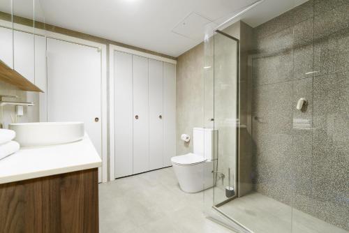 Koupelna v ubytování Modern 2BR Balcony with Views and Close to City - Hosted by Canstay