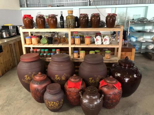 a group of vases and jars in a kitchen at Hải Long Homestay in Làng Chan Han