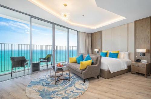 ニャチャンにあるPanorama Nha Trang Sanvillaのベッドとソファのあるホテルの部屋