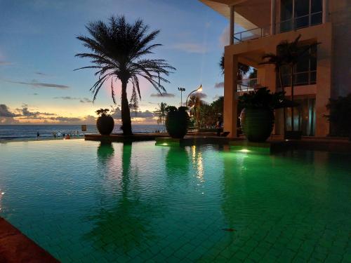 La alberca dentro o cerca de Karon Sea View Beach Apartment