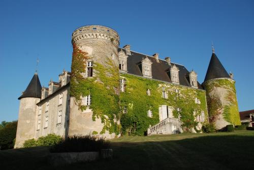 a castle with ivy growing on the side of it at Hôtel & SPA Château de La Côte - Brantôme in Biras