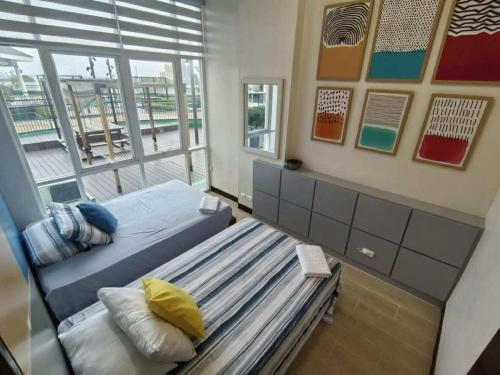 une chambre avec deux lits et une fenêtre dans l'établissement Cebu, Lapu lapu, Condo Resort Lifestyle, 15 Mins from Airport, à Punta Engaño