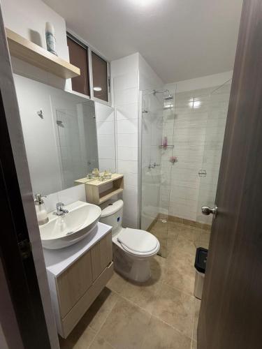 a bathroom with a toilet and a sink and a shower at Confort 203 Apartamento Duitama in Duitama