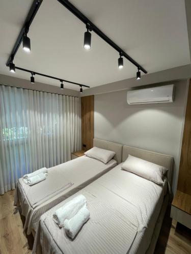 Una cama o camas en una habitación de Tirana By Foot - Charm