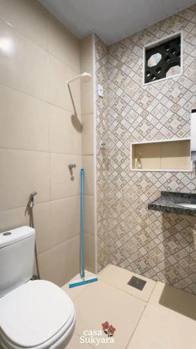 a bathroom with a toilet and a shower at Casasukyara in Amontada