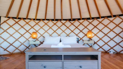 Ein Bett oder Betten in einem Zimmer der Unterkunft Awaawa Yurts - Rangi