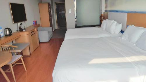 Katil atau katil-katil dalam bilik di Azure view Elegant Hotel Guangzhou South Railway Station Branch - Free Shuttle Bus to Guangzhou South Railway Station & Free Deliver Service to Canton Fair Complex During Canton Fair Period