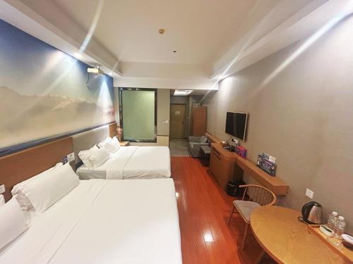 Katil atau katil-katil dalam bilik di Azure view Elegant Hotel Guangzhou South Railway Station Branch - Free Shuttle Bus to Guangzhou South Railway Station & Free Deliver Service to Canton Fair Complex During Canton Fair Period