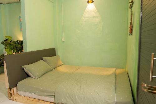 Postel nebo postele na pokoji v ubytování Homestay Ông Bà Tám Làng Lò