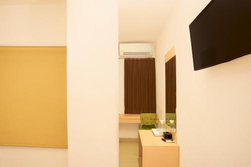 Телевизор и/или развлекательный центр в Collection O Palembang near Palembang Indah Mall formerly Hostel 77 Smart