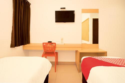 Телевизор и/или развлекательный центр в Collection O Palembang near Palembang Indah Mall formerly Hostel 77 Smart