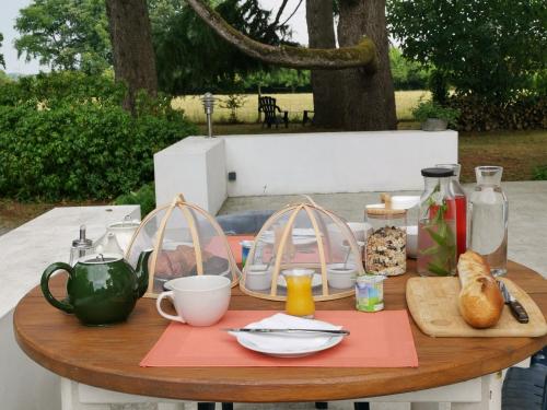 a table with food and drinks on top of it at Le moulin de La Retardière in Orvault