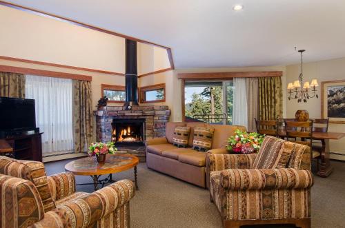 Ο χώρος του lounge ή του μπαρ στο Holiday Inn Club Vacations - Tahoe Ridge Resort, an IHG Hotel