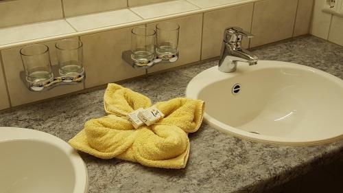 W łazience znajduje się umywalka i ręcznik. w obiekcie Apart am Brunnen w mieście Ried im Oberinntal