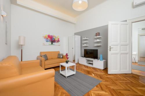 Peaceful Palace Apartment