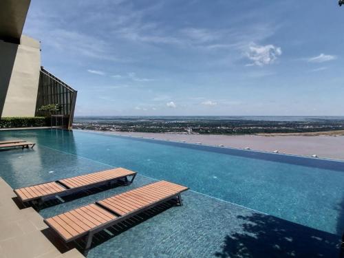 Bazén v ubytování The Peak Residence Service Apt By Hayden nebo v jeho okolí