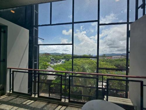 Laguna PhuketにあるLoft condo in Laguna Phuketの市街の景色を望むバルコニー