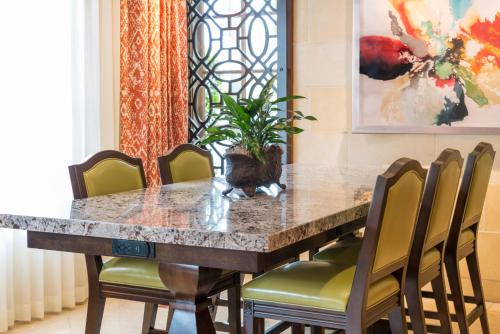 comedor con mesa y sillas en Ayres Hotel Anaheim en Anaheim